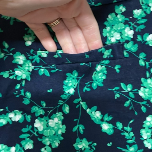 J. Crew Stretch size 4 Green Floral Dressy Mid-rise Side Zip Shorts with Pockets - Picture 7 of 10